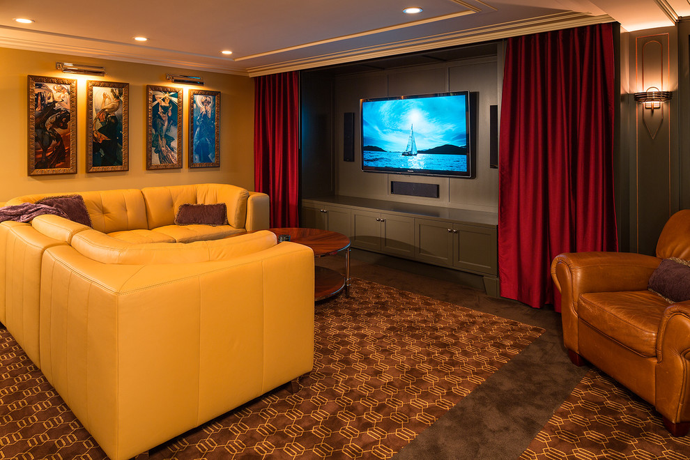 Пример оригинального дизайна: изолированный домашний кинотеатр среднего размера в стиле ретро с бежевыми стенами, ковровым покрытием и телевизором на стене