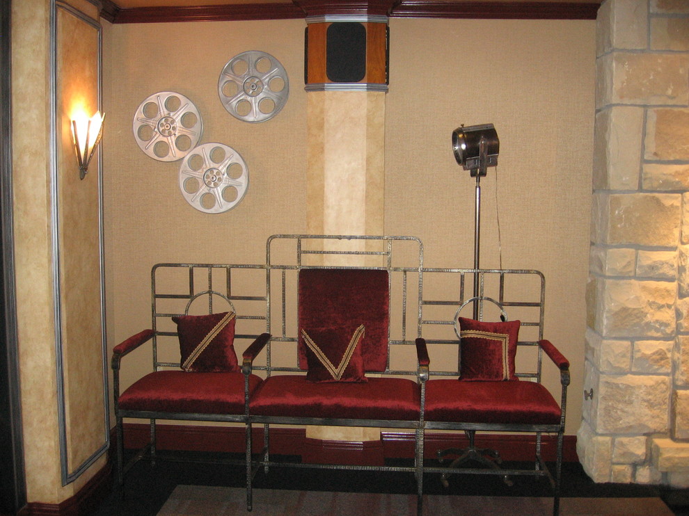 Immagine di un grande home theatre tradizionale chiuso con pareti beige, moquette, schermo di proiezione e pavimento multicolore