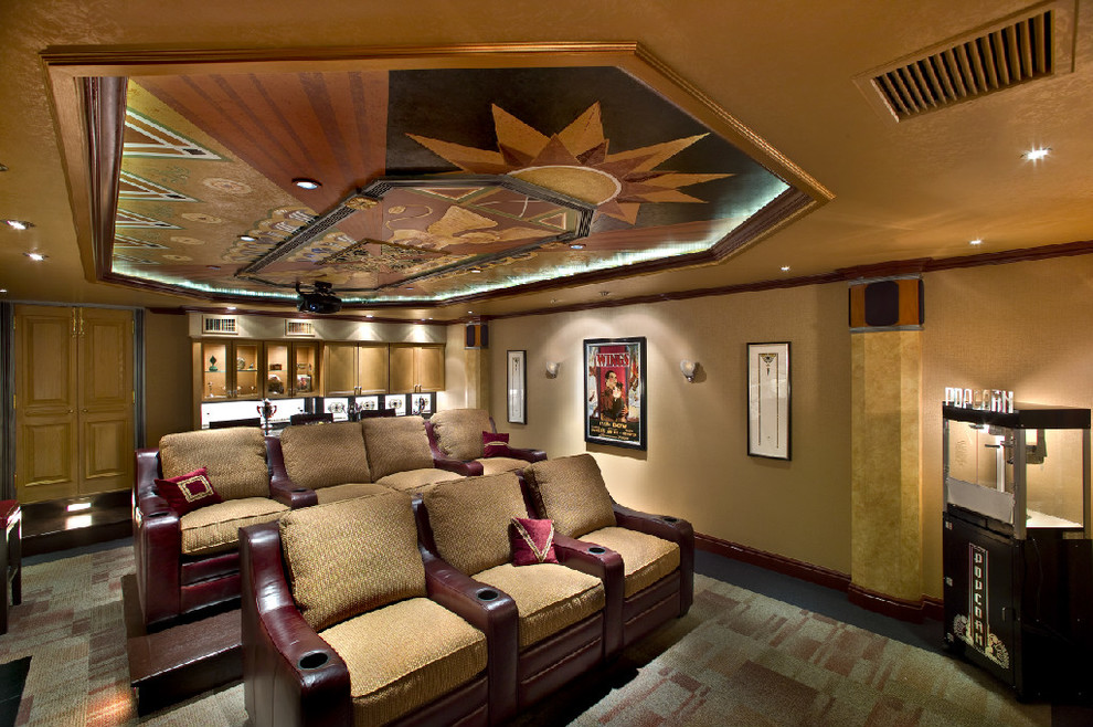 На фото: большой изолированный домашний кинотеатр в классическом стиле с бежевыми стенами, ковровым покрытием, проектором и разноцветным полом с