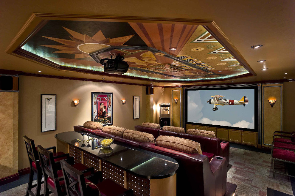 Ejemplo de cine en casa cerrado tradicional grande con paredes beige, moqueta, pantalla de proyección y suelo multicolor
