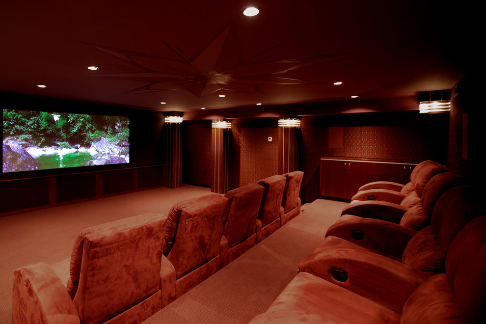 Idées déco pour une grande salle de cinéma classique fermée avec un mur rouge, moquette et un téléviseur encastré.