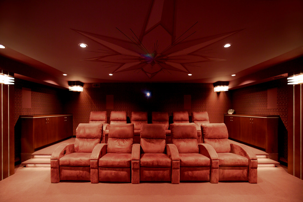 Foto de cine en casa cerrado tradicional grande con paredes rojas, moqueta y pared multimedia
