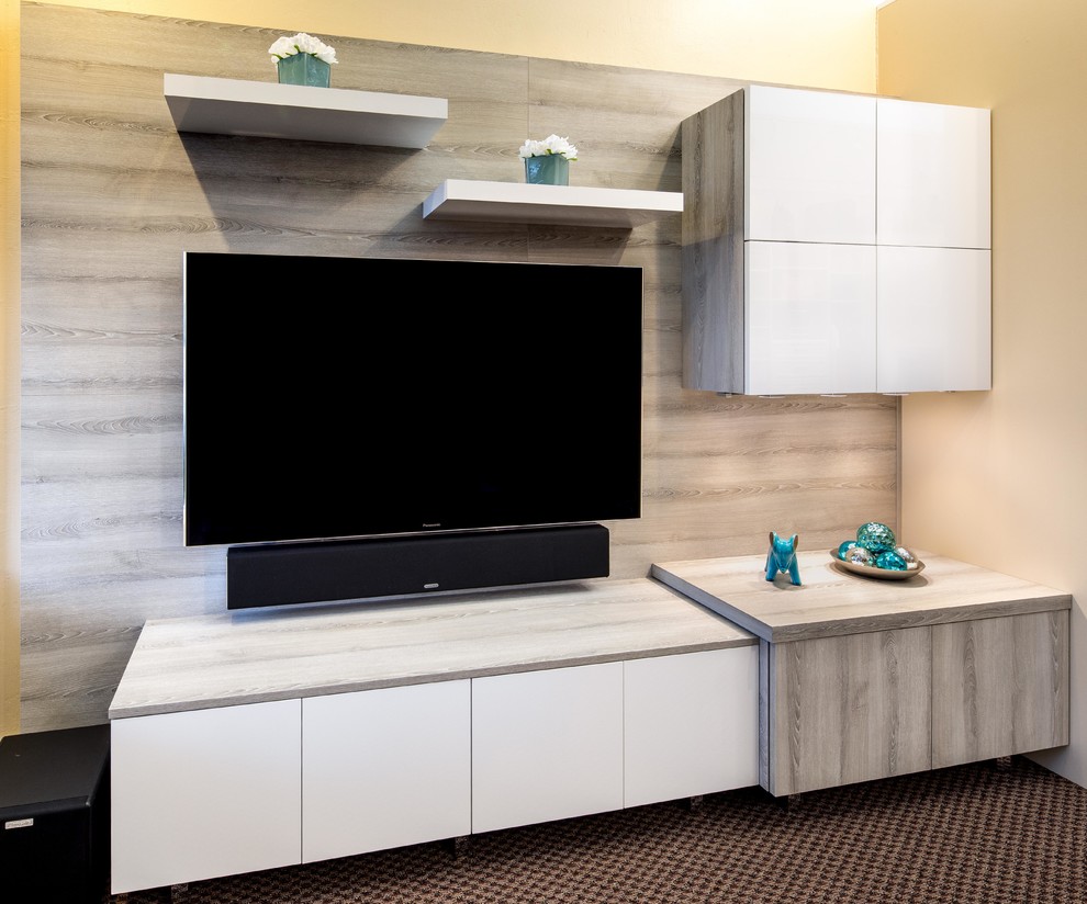 Inspiration för mellanstora moderna öppna hemmabior, med beige väggar, heltäckningsmatta och en väggmonterad TV