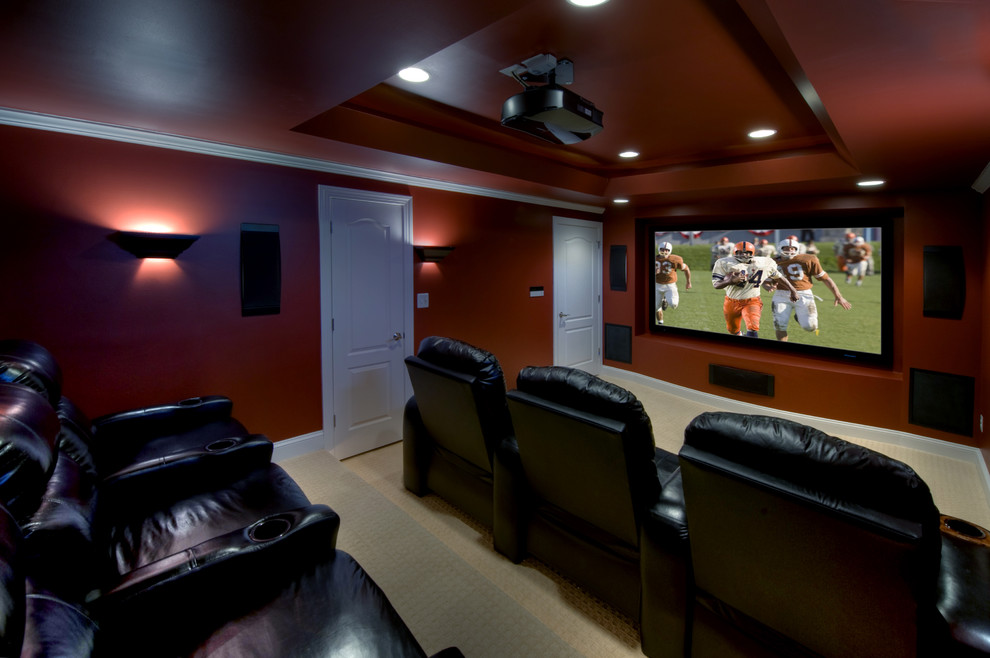 На фото: изолированный домашний кинотеатр среднего размера в современном стиле с проектором, красными стенами и ковровым покрытием