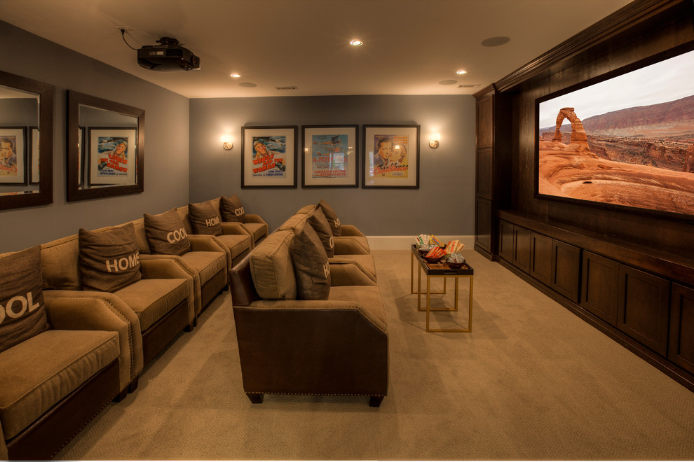 Imagen de cine en casa tradicional renovado grande con paredes grises, moqueta y pantalla de proyección