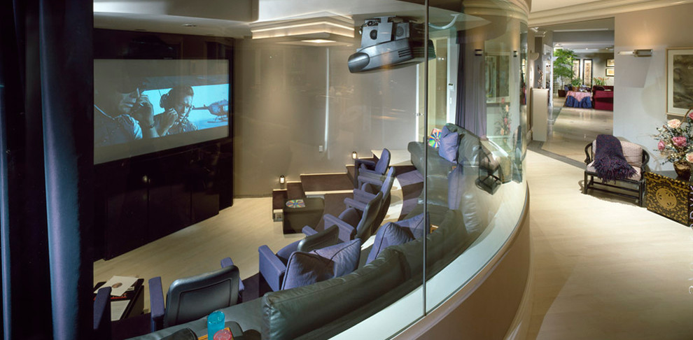 Свежая идея для дизайна: изолированный домашний кинотеатр в современном стиле с бежевыми стенами, мраморным полом и проектором - отличное фото интерьера