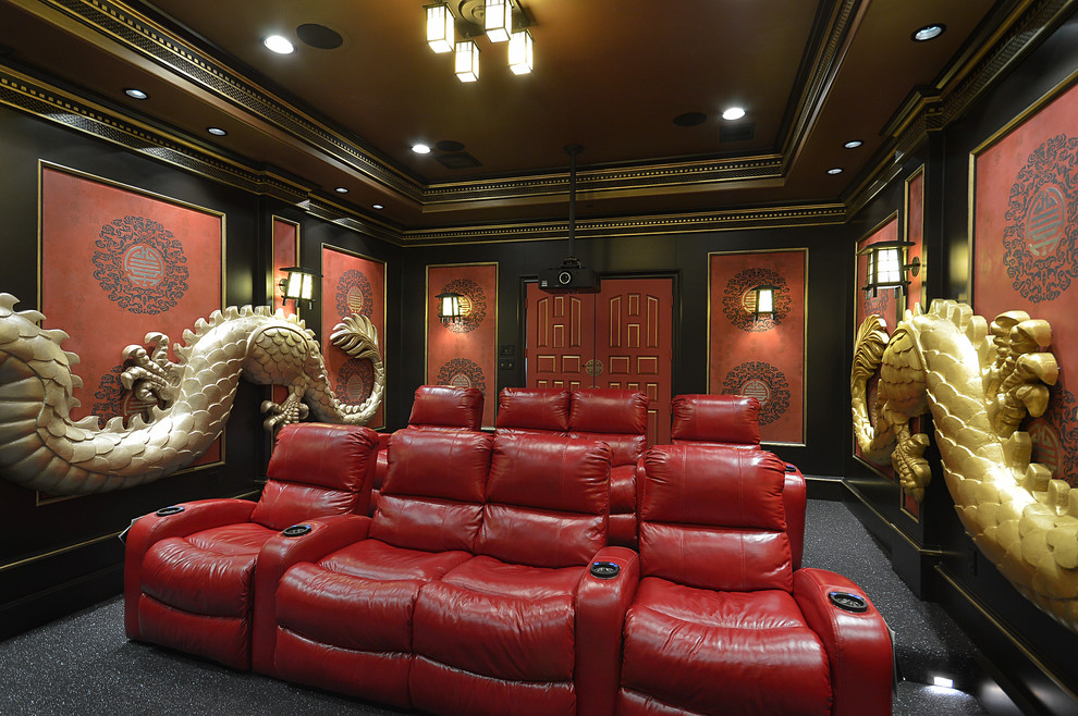 Réalisation d'une salle de cinéma asiatique avec un mur rouge.