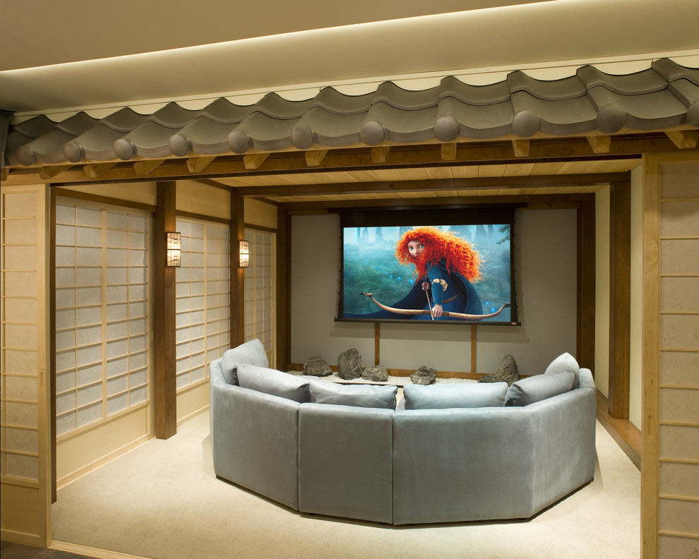Imagen de cine en casa asiático con pantalla de proyección