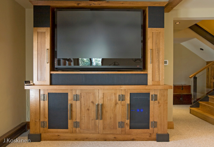 Mittelgroßes, Abgetrenntes Eklektisches Heimkino mit beiger Wandfarbe, Teppichboden und Multimediawand in Denver