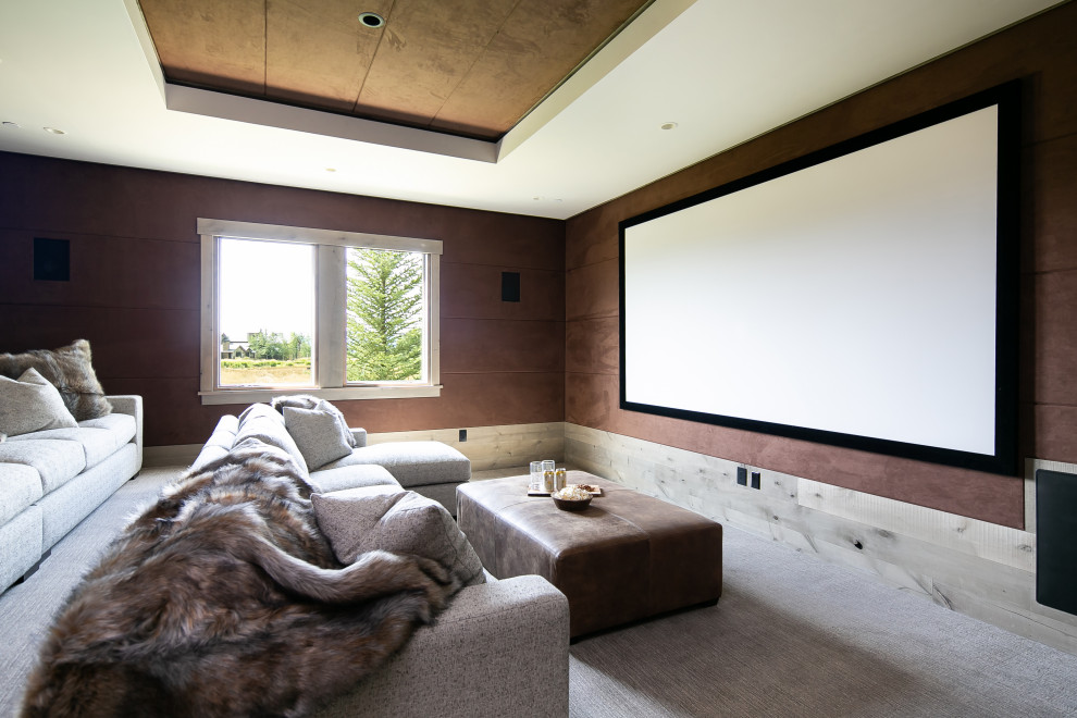 Inspiration pour une salle de cinéma chalet fermée avec un mur marron, moquette et un écran de projection.