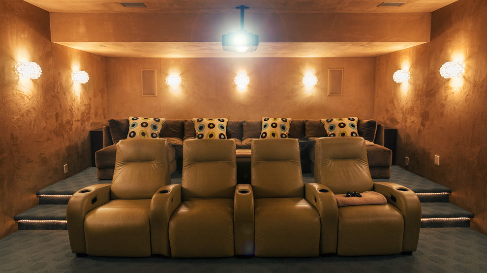 На фото: изолированный домашний кинотеатр среднего размера в современном стиле с бежевыми стенами, ковровым покрытием и проектором