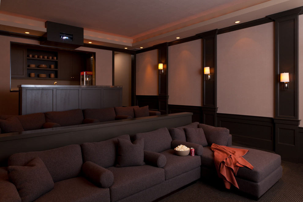 Ejemplo de cine en casa abierto contemporáneo extra grande con paredes beige, moqueta y pantalla de proyección