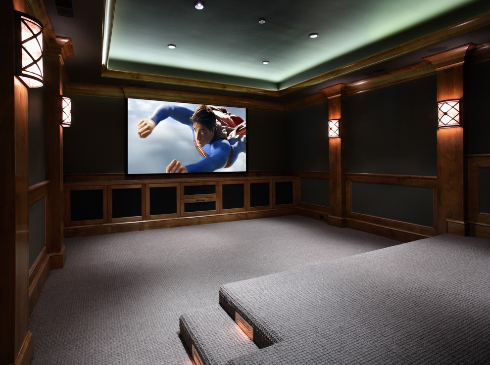 Cette image montre une salle de cinéma traditionnelle avec un sol gris.