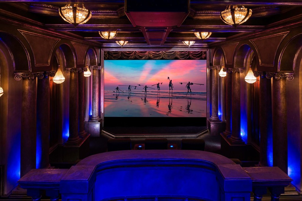 Cette photo montre une très grande salle de cinéma chic fermée avec un mur multicolore et un écran de projection.