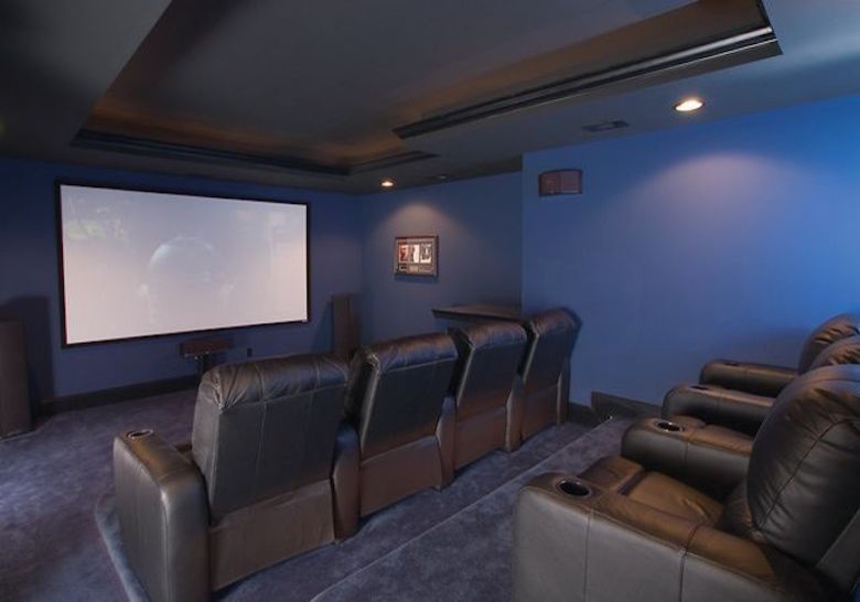 Свежая идея для дизайна: изолированный домашний кинотеатр среднего размера в стиле неоклассика (современная классика) с синими стенами, ковровым покрытием и проектором - отличное фото интерьера