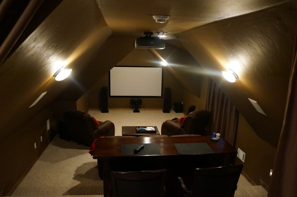 Cette image montre une salle de cinéma traditionnelle de taille moyenne et fermée avec un mur marron, moquette et un écran de projection.