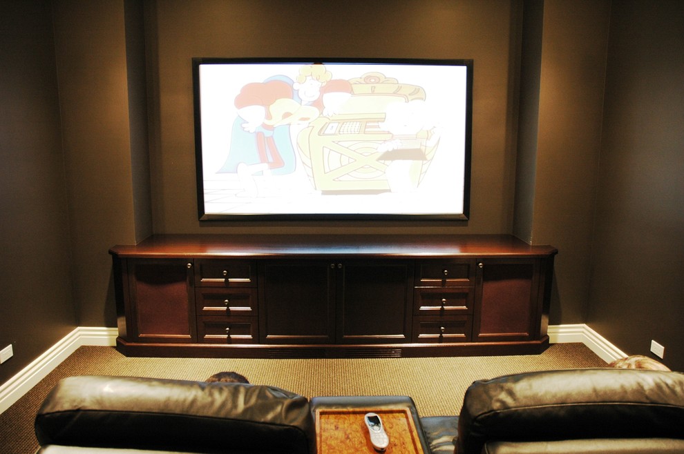 Imagen de cine en casa cerrado tradicional pequeño con paredes marrones, moqueta y pantalla de proyección