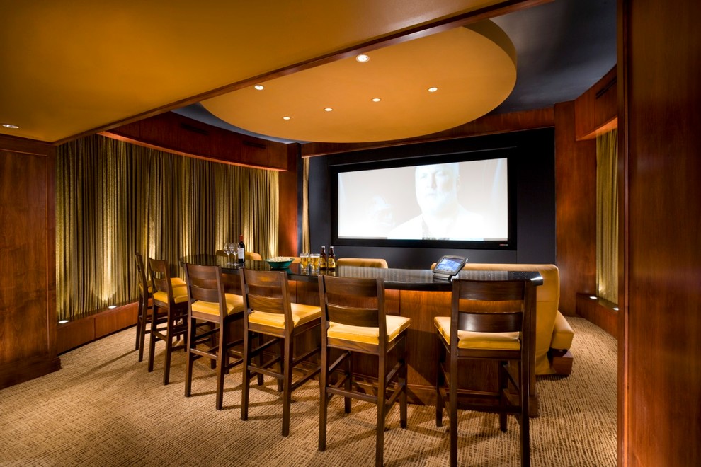 Idées déco pour une très grande salle de cinéma contemporaine fermée avec un mur marron, moquette et un écran de projection.