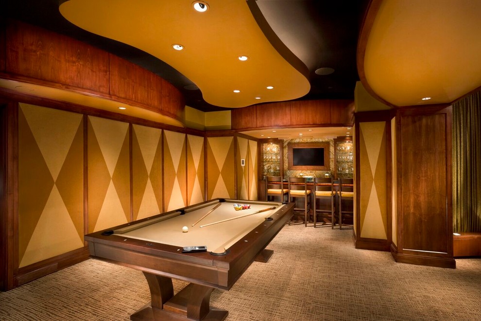 Geräumiges, Abgetrenntes Modernes Heimkino mit brauner Wandfarbe, Teppichboden und Leinwand in Los Angeles