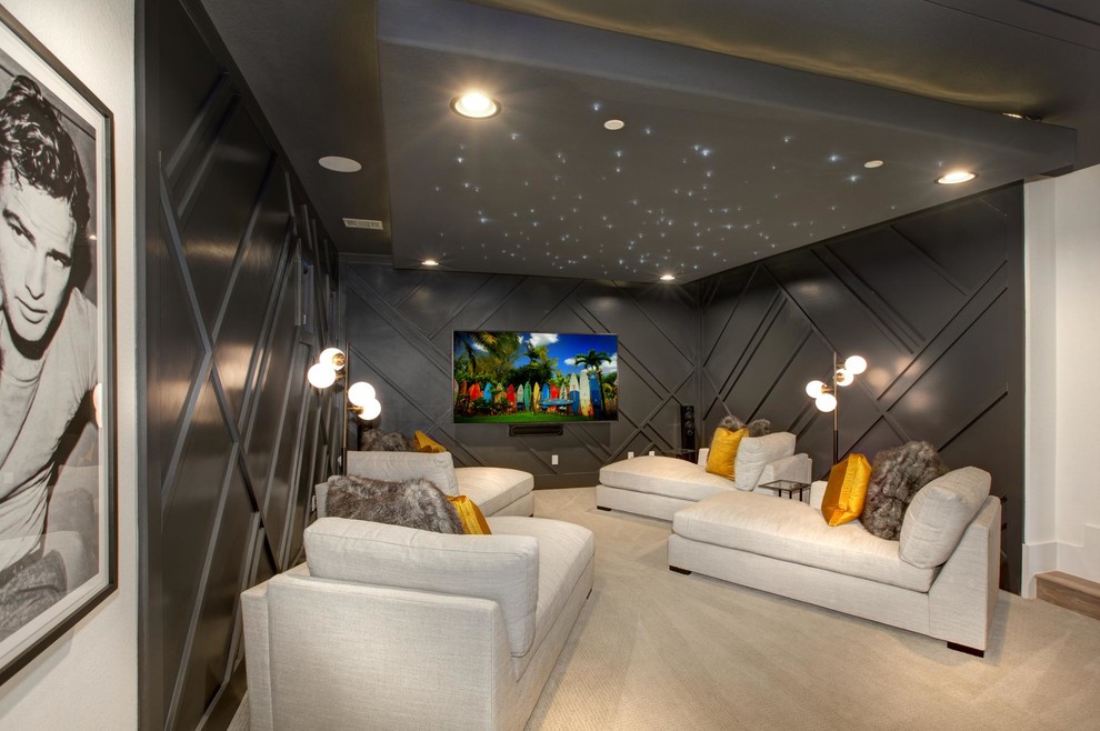 Стильный дизайн: домашний кинотеатр в современном стиле с черными стенами, ковровым покрытием, телевизором на стене и бежевым полом - последний тренд