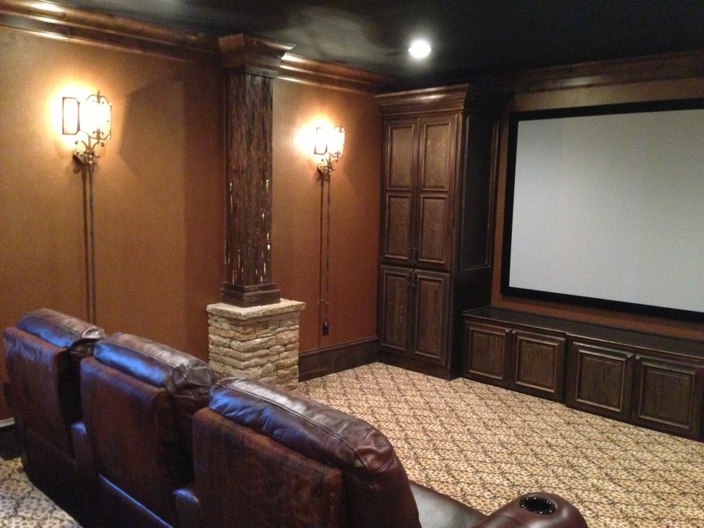 Ejemplo de cine en casa cerrado rústico de tamaño medio con paredes beige, moqueta, pantalla de proyección y suelo beige