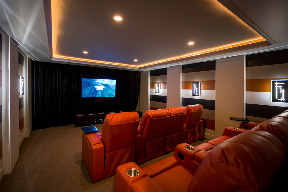 Modern inredning av ett hemmabio, med heltäckningsmatta, en väggmonterad TV och brunt golv