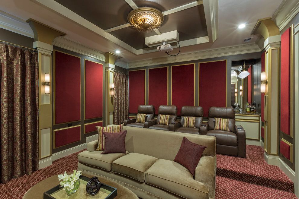 Diseño de cine en casa cerrado clásico de tamaño medio con paredes rojas, moqueta, pantalla de proyección y suelo rojo