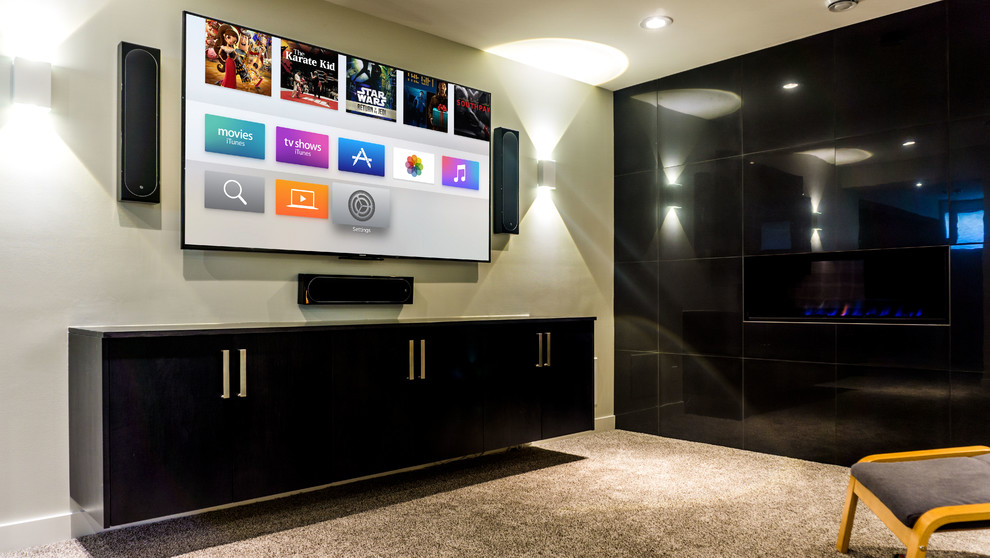 Foto på ett mellanstort funkis avskild hemmabio, med beige väggar, heltäckningsmatta, en väggmonterad TV och beiget golv
