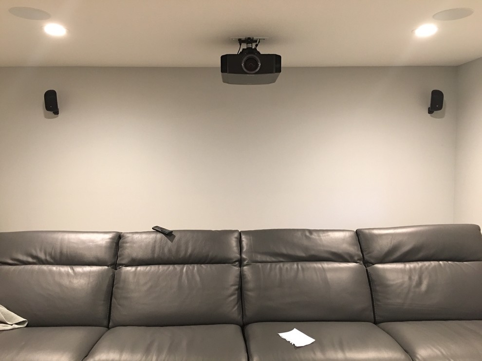 Foto de cine en casa abierto industrial de tamaño medio con pantalla de proyección