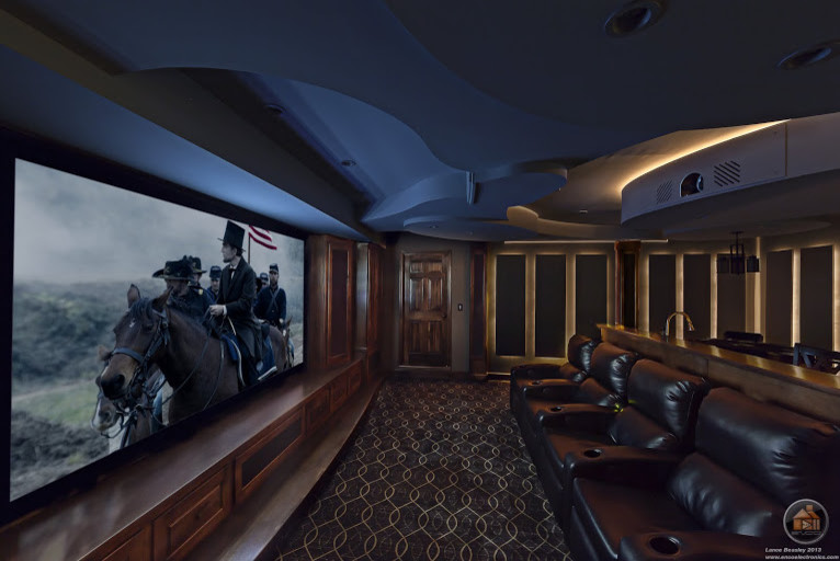 Aménagement d'une salle de cinéma classique fermée avec moquette et un écran de projection.