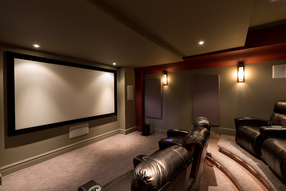 Exemple d'une grande salle de cinéma chic fermée avec un mur marron, moquette, un écran de projection et un sol marron.
