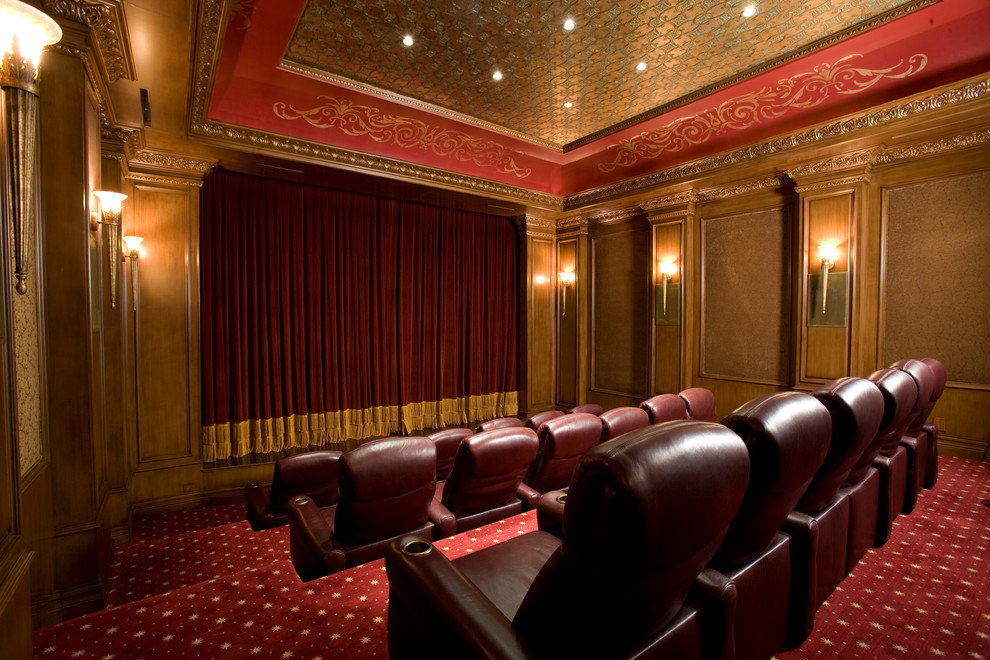 На фото: изолированный домашний кинотеатр в средиземноморском стиле с ковровым покрытием и красным полом