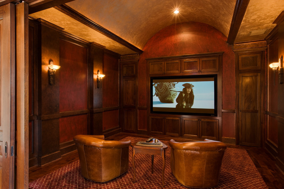 Пример оригинального дизайна: изолированный домашний кинотеатр в классическом стиле с коричневыми стенами, мультимедийным центром, коричневым полом и ковровым покрытием
