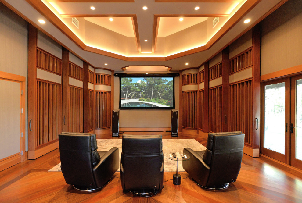 Стильный дизайн: большой изолированный домашний кинотеатр в современном стиле с серыми стенами, паркетным полом среднего тона и коричневым полом - последний тренд