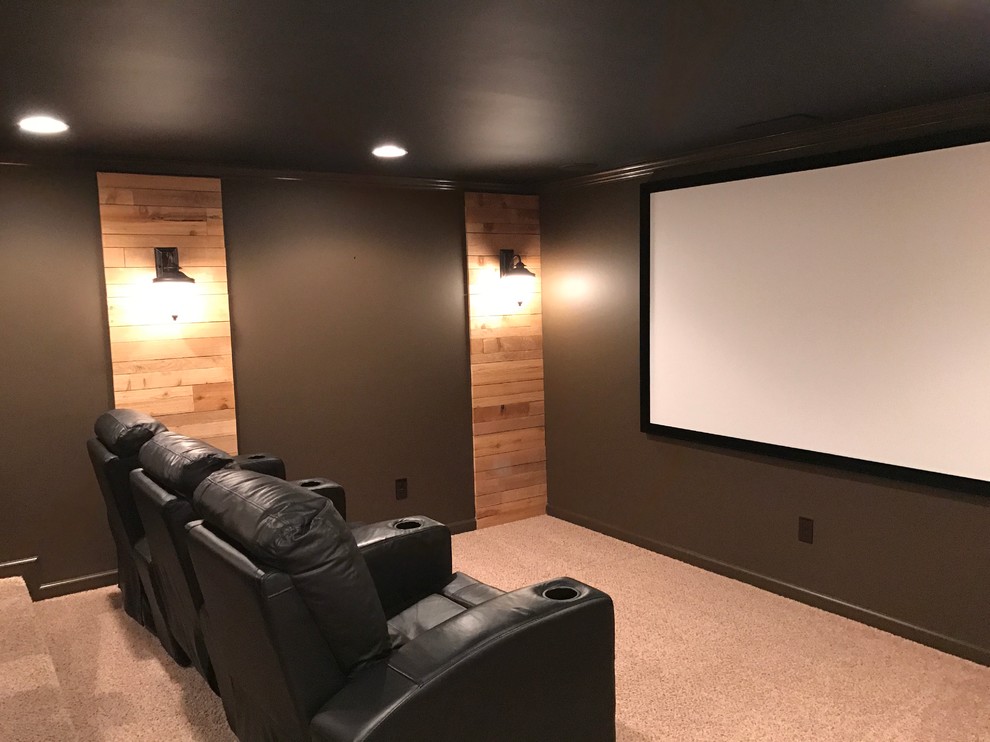 Imagen de cine en casa cerrado urbano grande con paredes negras, moqueta y pantalla de proyección