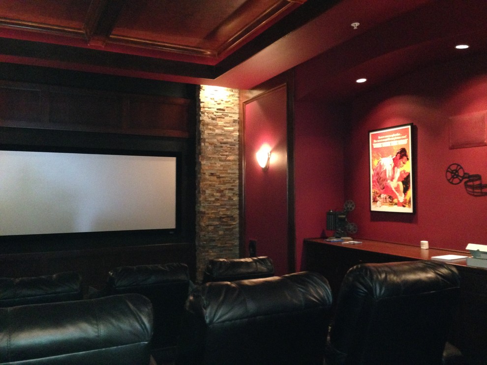 Свежая идея для дизайна: большой изолированный домашний кинотеатр в стиле неоклассика (современная классика) с красными стенами, ковровым покрытием, проектором и разноцветным полом - отличное фото интерьера