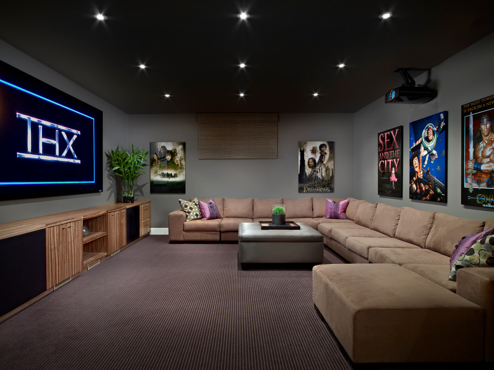 Diseño de cine en casa cerrado actual de tamaño medio con pantalla de proyección, paredes grises, moqueta y suelo multicolor