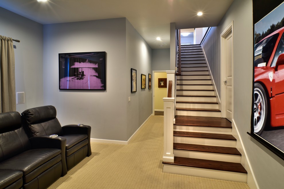 Modern inredning av ett mellanstort avskild hemmabio, med grå väggar, heltäckningsmatta, projektorduk och beiget golv
