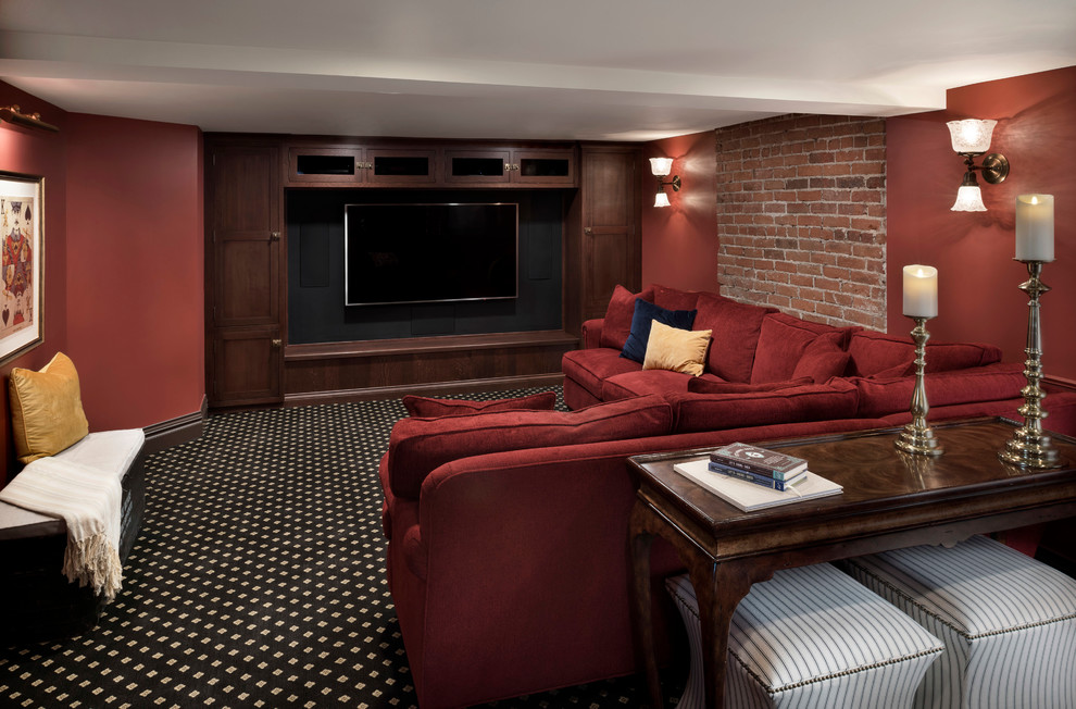 Modelo de cine en casa tradicional con paredes rojas, moqueta y suelo multicolor