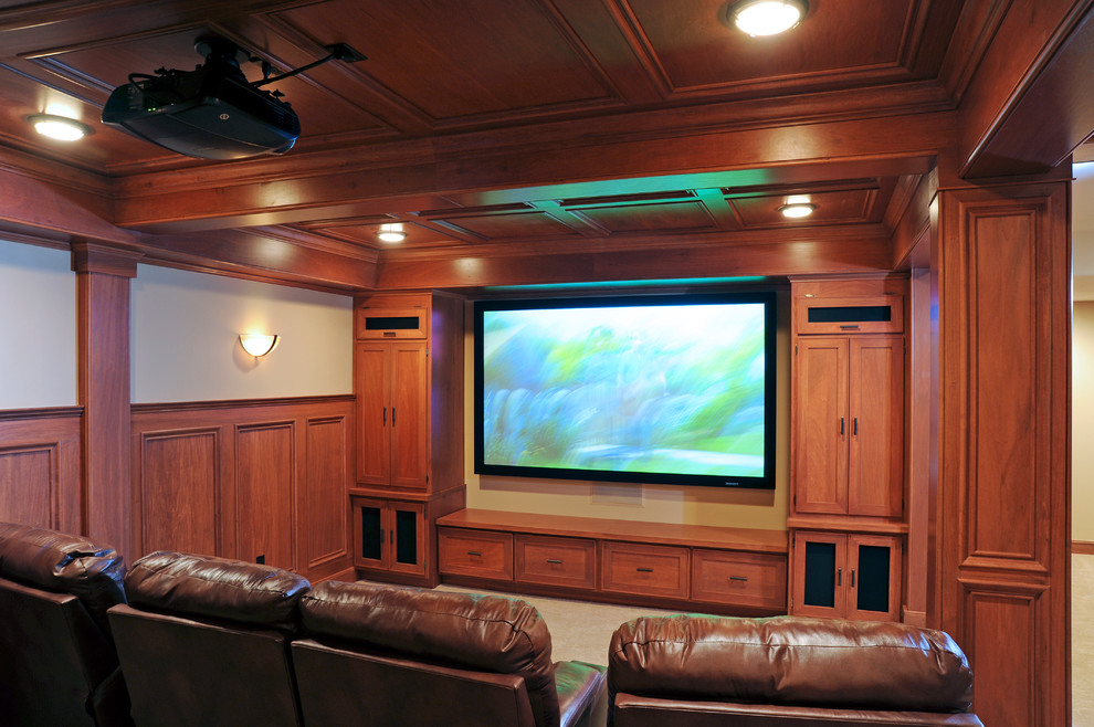 Diseño de cine en casa abierto tradicional renovado grande con paredes beige, moqueta y pantalla de proyección