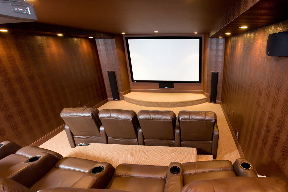 На фото: огромный домашний кинотеатр в современном стиле с бежевым полом и ковровым покрытием