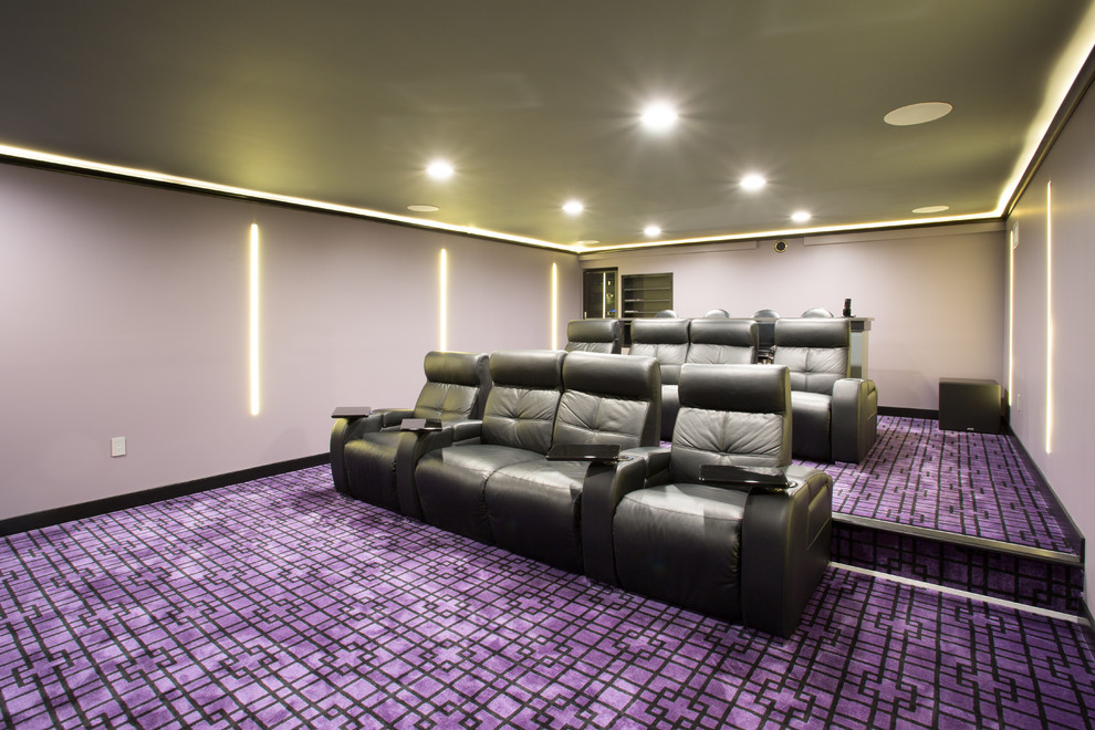 Пример оригинального дизайна: большой изолированный домашний кинотеатр в стиле модернизм с фиолетовыми стенами, ковровым покрытием, проектором и фиолетовым полом