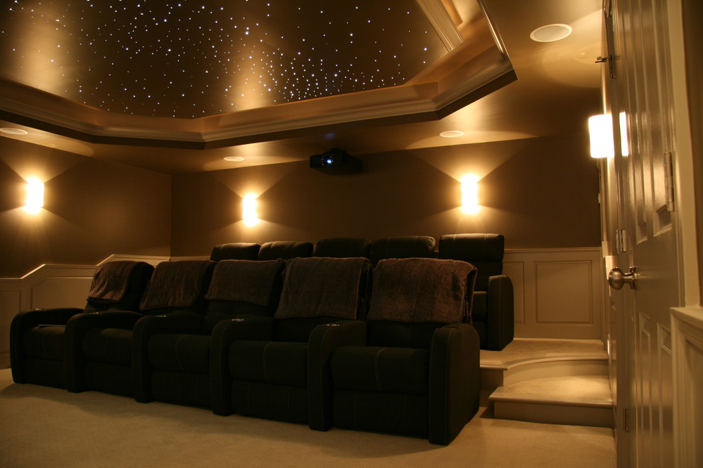 Diseño de cine en casa cerrado actual de tamaño medio con paredes marrones, moqueta, pantalla de proyección y suelo marrón