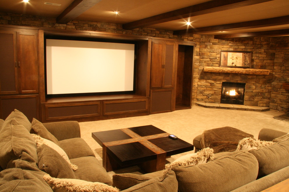 Modelo de cine en casa cerrado rural grande con paredes marrones, moqueta, pantalla de proyección y suelo marrón
