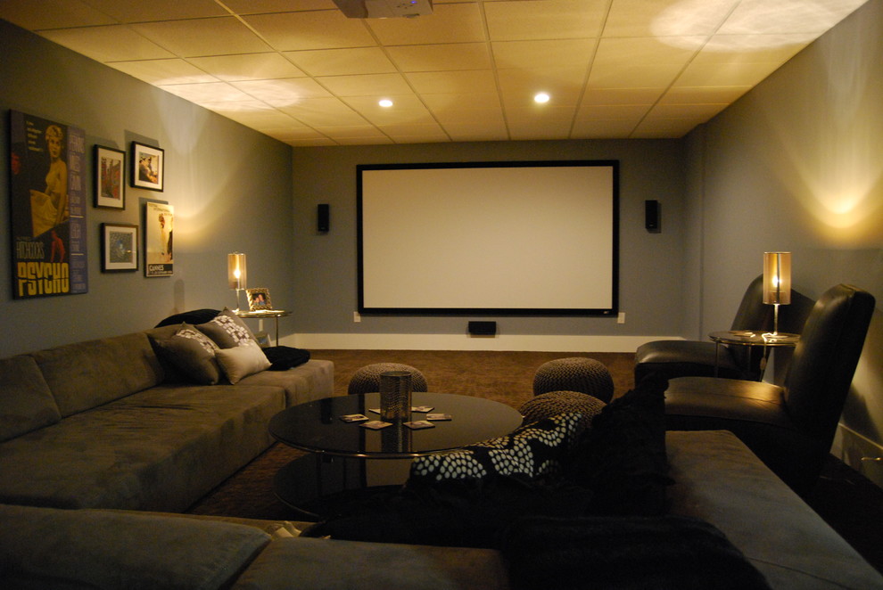 Foto de cine en casa minimalista con suelo marrón