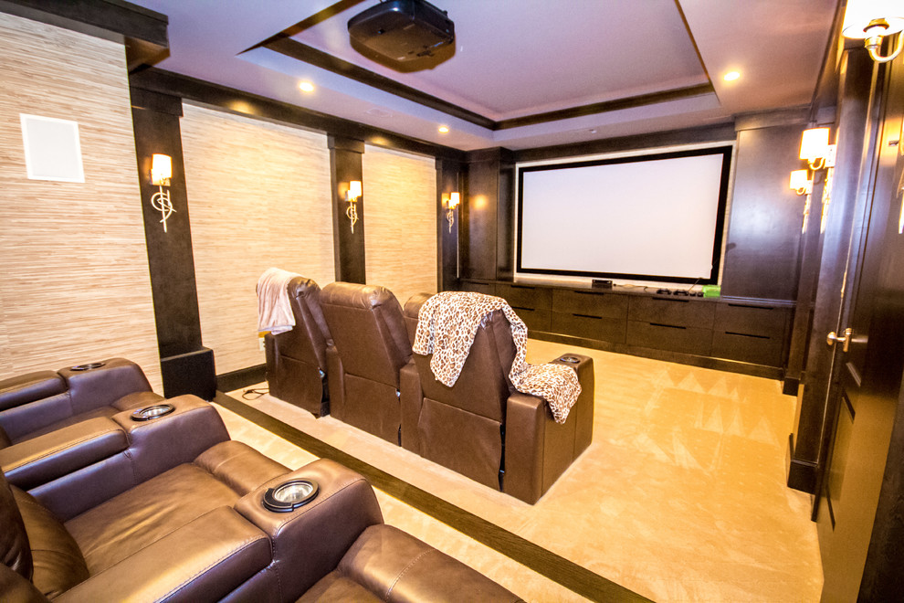 Источник вдохновения для домашнего уюта: большой изолированный домашний кинотеатр в современном стиле с разноцветными стенами, ковровым покрытием и проектором