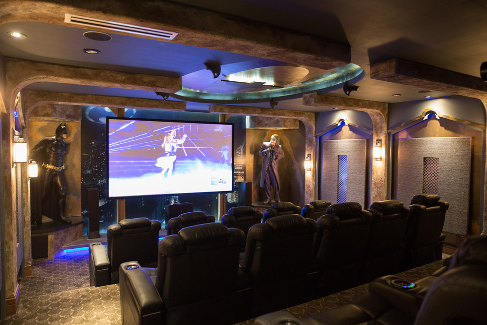 Imagen de cine en casa cerrado clásico renovado con paredes marrones, moqueta, pantalla de proyección y suelo marrón