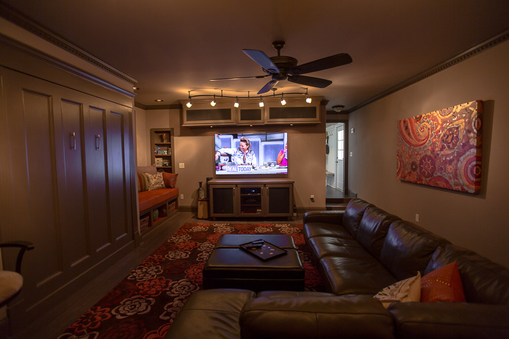 Immagine di un piccolo home theatre contemporaneo chiuso con pareti beige, pavimento in bambù e TV a parete