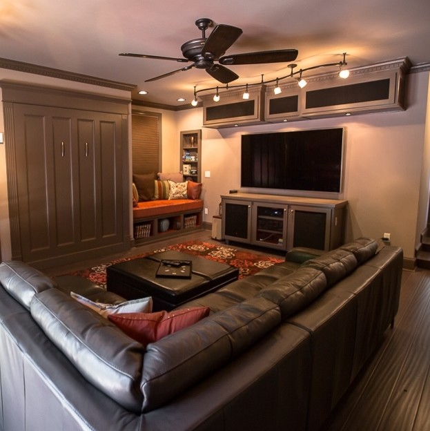 Idéer för ett mellanstort klassiskt öppen hemmabio, med beige väggar, bambugolv och en väggmonterad TV