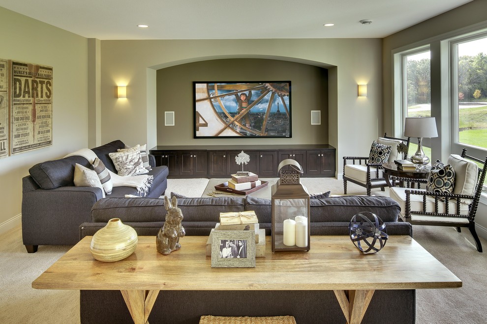 Modelo de cine en casa abierto tradicional renovado grande con moqueta, televisor colgado en la pared y paredes grises